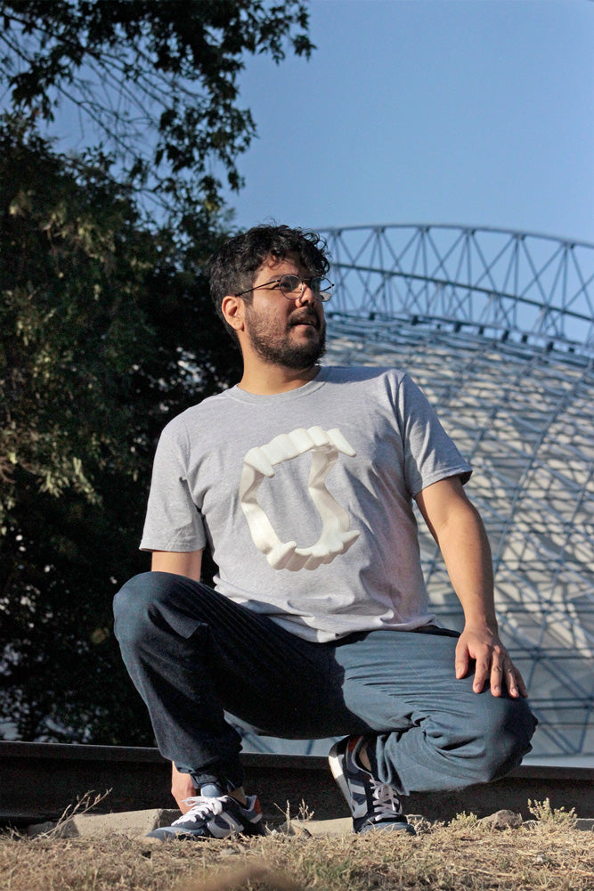 Playera con impresión de colmillos
