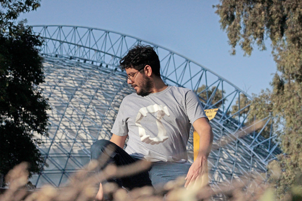 Playera con impresión de colmillos