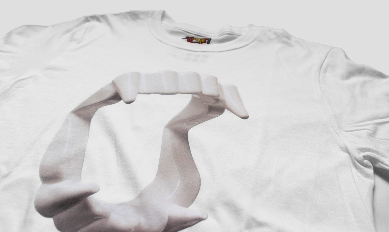 Playera con impresión de colmillos