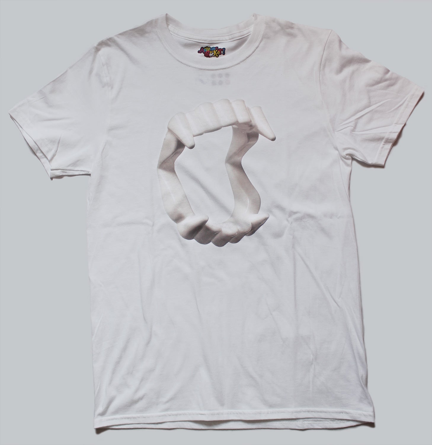 Playera con impresión de colmillos