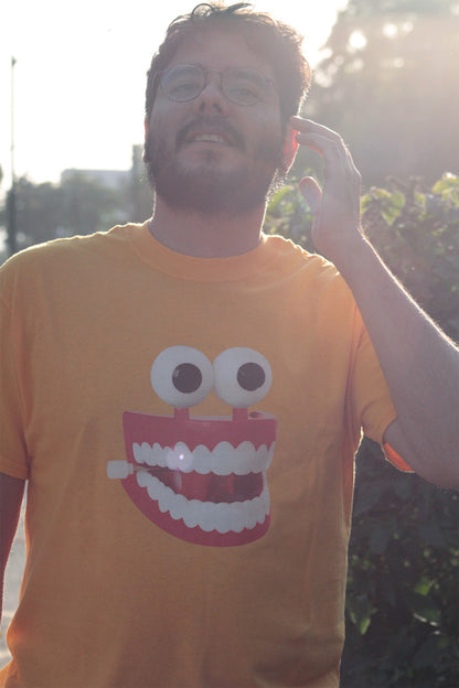 Playera con impresión de juguete retro de dientes