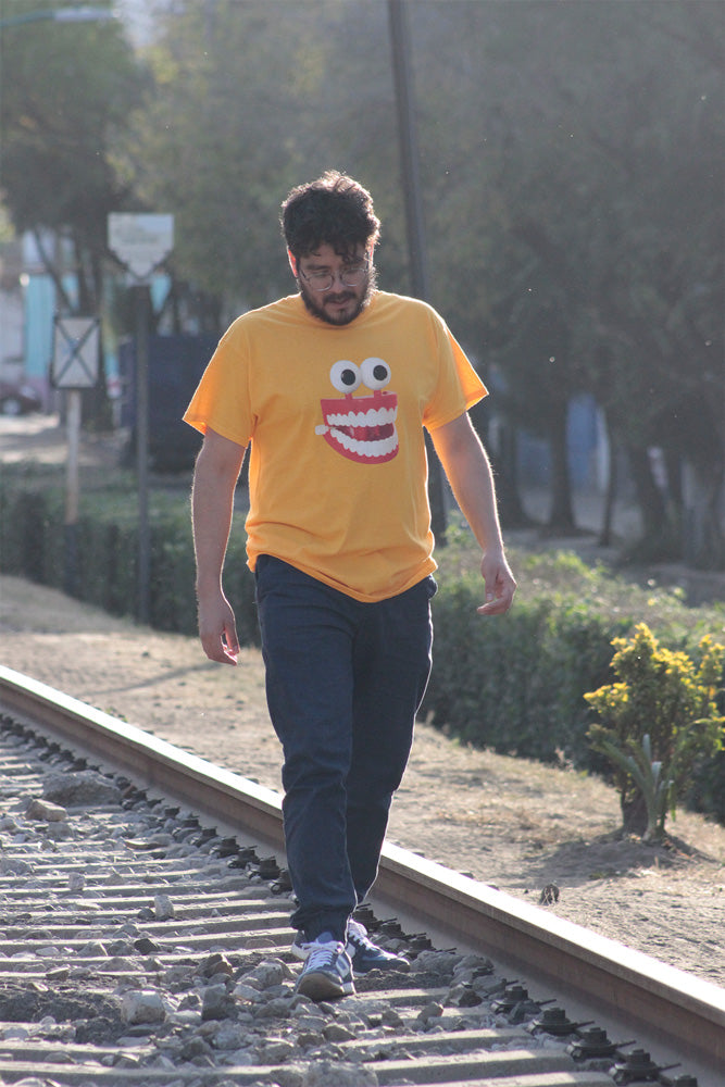 Playera con impresión de juguete retro de dientes