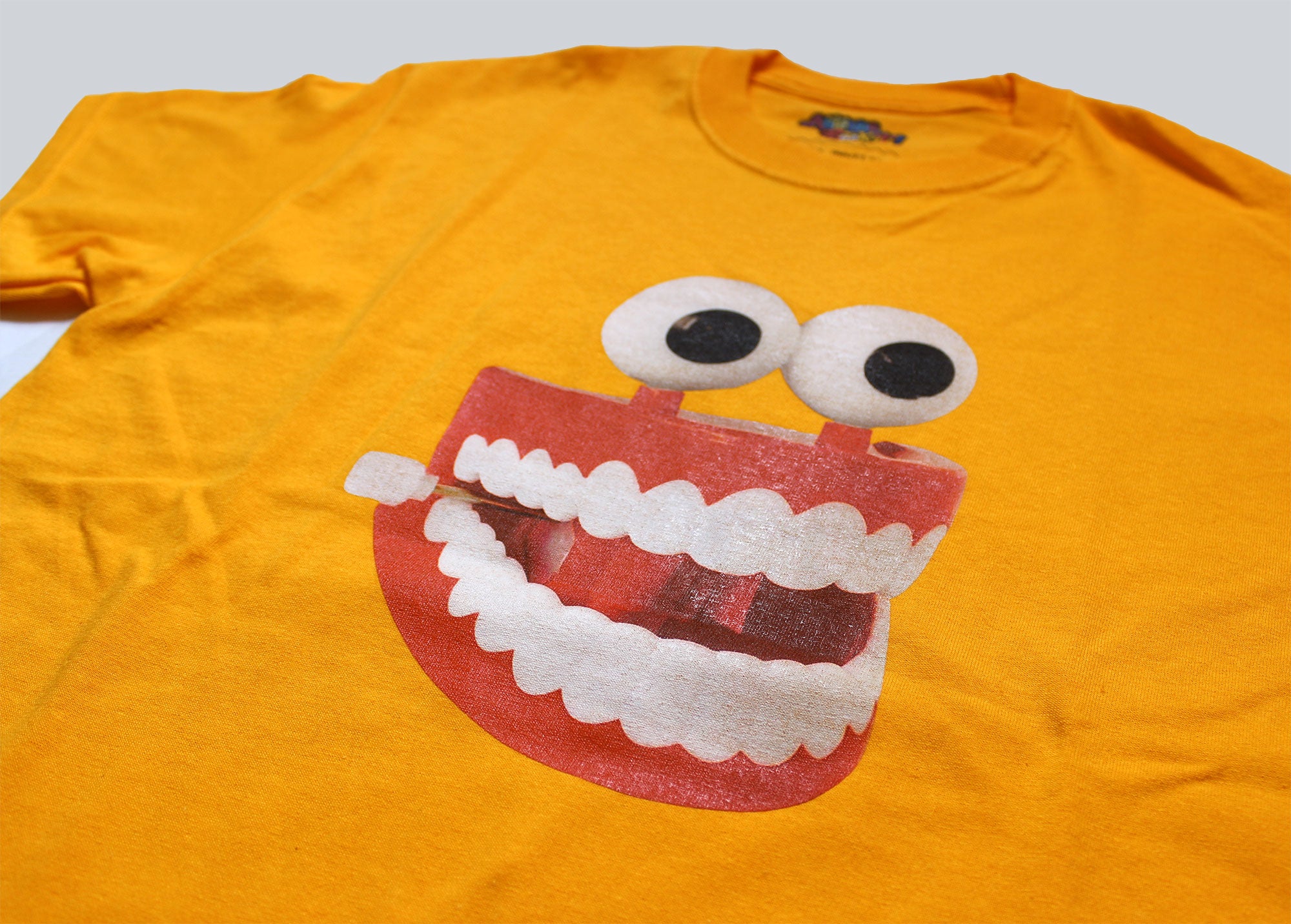 Playera con impresión de juguete retro de dientes